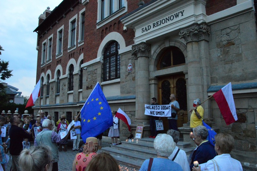 Myślenice. Zapłonęło "światełko dla sądów" [ZDJĘCIA]