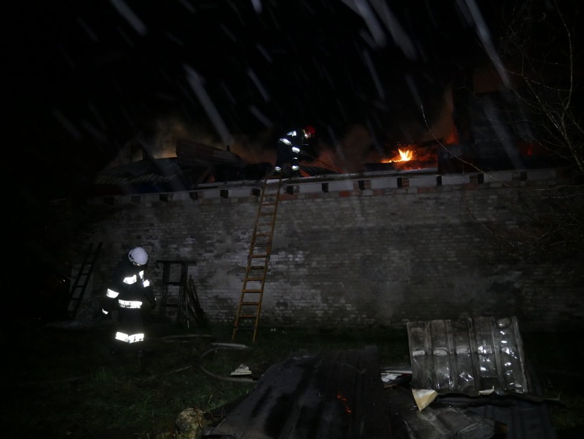 Pożar strawił stolarnię we wsi Rakowo [zdjęcia]