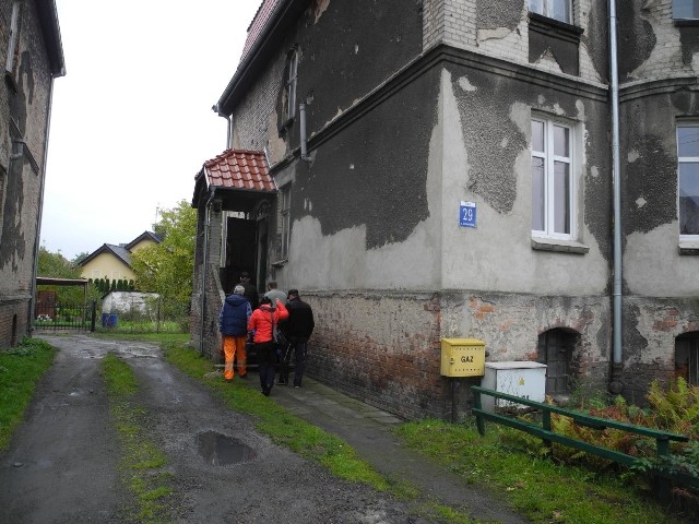 Komornik w asyście policji był dziś w bloku przy ul. Kochanowskiego.