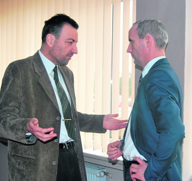 Sławomir Dettlaff (z lewej) w rozmowie z Andrzejem Stynem  tłumaczy, że ubiegłoroczny zysk Szkunera może być zerowy