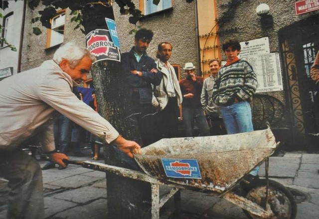 Taczka była zwykła, z budowy, powalana betonem, ale z napisem Samoobrona - wspominają mieszkańcy Praszki. Zdjęcie z czasopisma "Miliarder”, z artykułu "Znowu taczki” opublikowanego 26 sierpnia 1993 roku.