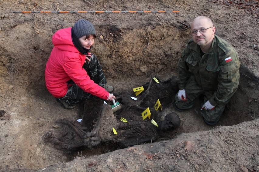 Doktor antropolog  Zofia Łubocka i archeolog Mariusz...