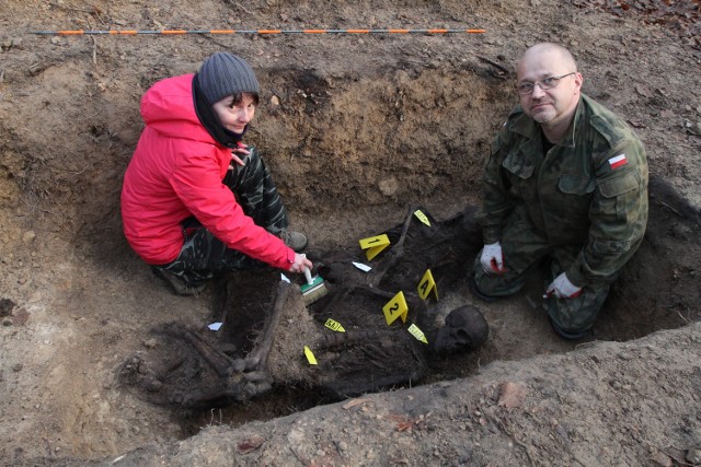 Doktor antropolog  Zofia Łubocka i archeolog Mariusz Kociński współpracujący z fundacją „Niezłomni” przy odkrytych szczątkach ludzkich. Są to najprawdopodobniej kości osób zamordowanych po wojnie przez komunistów. 