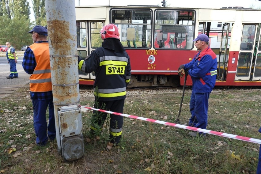 Wykolejony tramwaj po zderzeniu z autobusem na ulicy Wschodniej. Są ranni