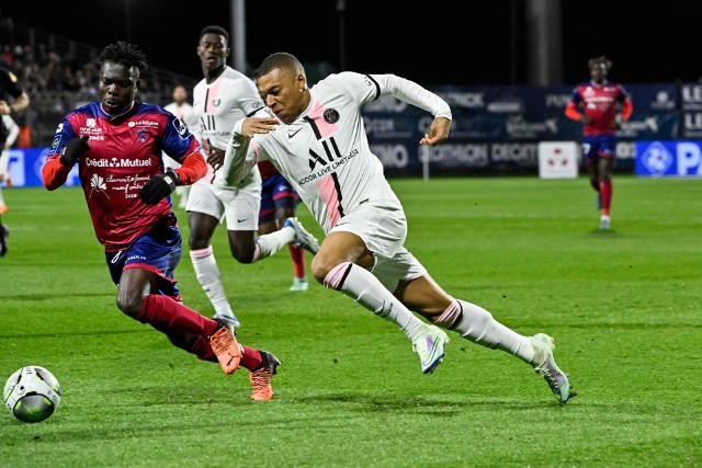 Kylian Mbappe namawiany jest przez prezydenta Francji, Emmanuela Macrona do pozostania w PSG