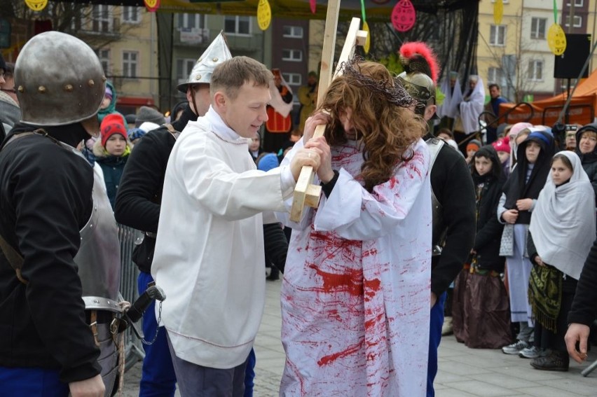 Gromkie brawa podczas Misterium Męki Pańskiej na Rynku w Ostrowcu