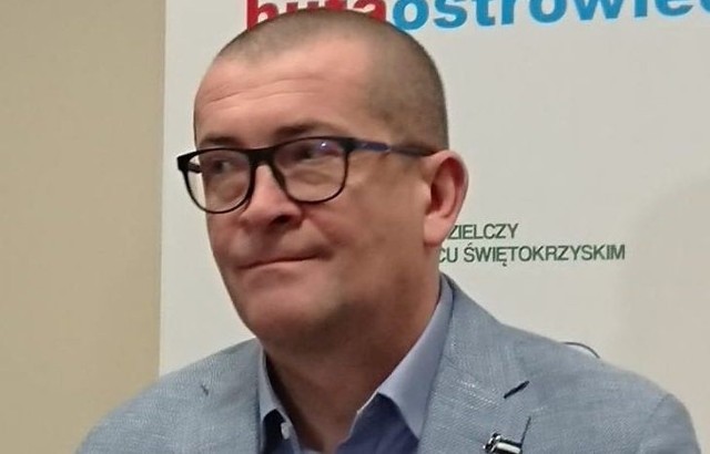 Marcin Sasal formalnie jest już trenerem trzecioligowych piłkarzy KSZO 1929 Ostrowiec. Umowę podpisał do 30 czerwca 2021 roku. Na razie nie wiadomo, czy na swoich stanowiskach zostaną dotychczasowi asystenci – Rafał Borek i Marek Pastuszka.–  Zdecydowałem się tutaj przyjść, ponieważ KSZO, to klub z tradycjami. Nie chcę tutaj niczego obiecywać na samym początku, ponieważ jestem typem trenera warsztatowego niż konferansjera. Wolę pracować z piłkarzami na treningu. Mam swoją wizję, inspiruję się futbolem holendersko-portugalskim, więc moim oczkiem w głowie będzie tutaj wdrażanie młodzieży do pierwszej drużyny, co jest niewątpliwie bolączką w polskiej piłce. Celem w lidze będzie walka o czołowe lokaty - mówił na konferencji prasowej nowy trener KSZO 1929 Marcin Sasal, cytowany przez stronę kszo1929ostrowiec.pl-Ciesze się, że wracam na świętokrzyską ziemię, bo z pracy w tym regionie mam miłe wspomnienia. Zresztą to moje strony, urodziłem się w Skarżysku-Kamiennej, w Kielcach też mam rodzinę. Na pewno praca w tym klubie to kolejne ciekawe wyzwanie. Wiadomo jaka jest sytuacja w tabeli, ale chcemy powalczyć o wyższe cele - powiedział nam Marcin Sasal.Marcin Sasal ma 49 lat, ostatnio prowadził zespół Legionovii Legionowo, a wcześniej między innymi Mazowsze Grójec, Dolcan Ząbki, w latach 2009-2011 Koronę Kielce, Pogoń Szczecin, Podbeskidzie Bielsko-Biała, reprezentację Polski do 18 i 19 lat, ponownie Dolcan Ząbki, Pogoń Siedlce, Motor Lublin i wspomniana Legionovię. Posiada licencję trenerską UEFA PRO.(dor)