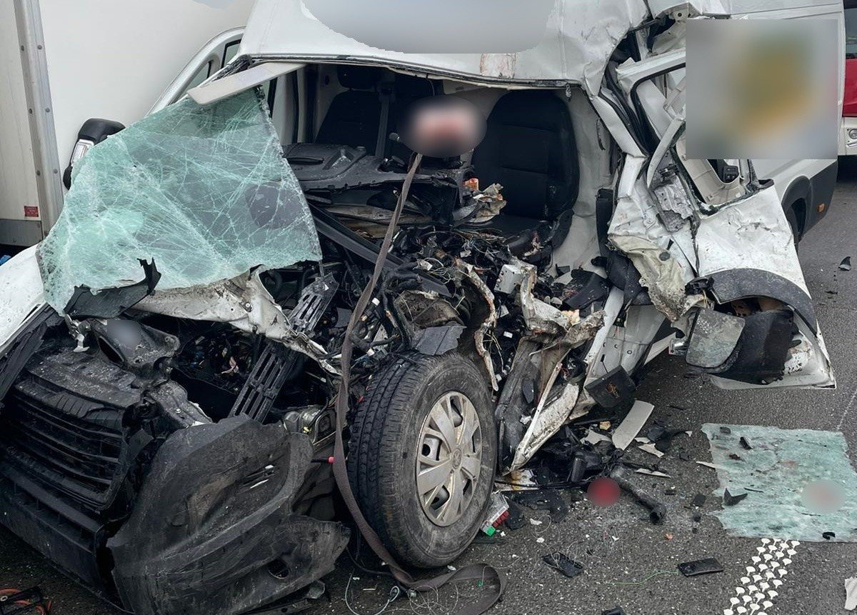 Tragiczny Wypadek Na A1 Pod Mykanowem. Zginął 22-Letni Kierowca Dostawczaka. Wjechał Pod Tira | Dziennik Zachodni
