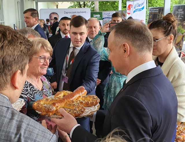 Ewa Brzezińska, szefowa piekarni Wacyn częstuje prezydenta pieczywem radomskiej firmy.