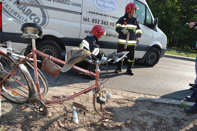 Rowerzysta wpadł pod koła volkswagena obok skrzyżowania ulicy Hallera z ulicą Smoleńskiego.