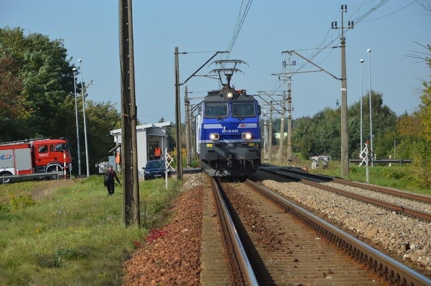 Śmiertelne potrącenie na przejeździe kolejowym na ul. Warszawskiej w Tomaszowie. Przejazd zablokowany. ZDJĘCIA