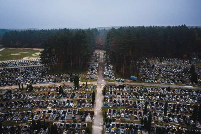 1 listopada 2020 roku. Opustoszały cmentarz komunalny w Tarnobrzegu - Sobowie widziany z lotu ptaka