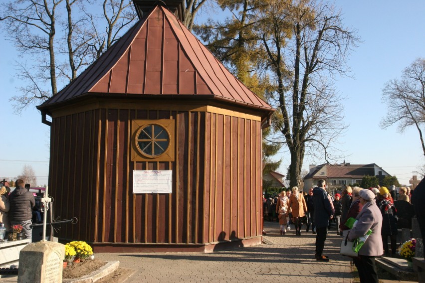 Wszystkich Świętych. Procesja w Ostrowi na cmentarzu parafialnym. Zdjęcia 1.11.2021