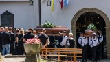 Pogrzeb Michała i Aleksandra. Ofiary tragicznego wypadku przy moście Dębnickim w Krakowie spoczęły na cmentarzu w Wieliczce