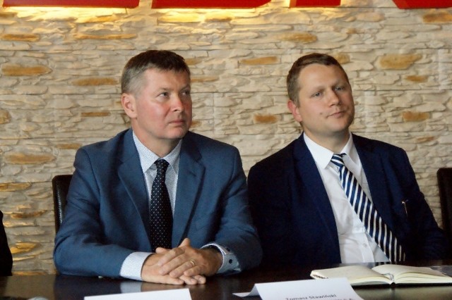 Wiceprezes Mesko, Gabriel Nowina - Konopka (na zdjęciu z prawej) w piątek został pozbawiony funkcji przez radę nadzorczą spółki.