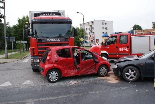 Małym peugeotem jechało sześć osób, w tym czwórka dzieci.  