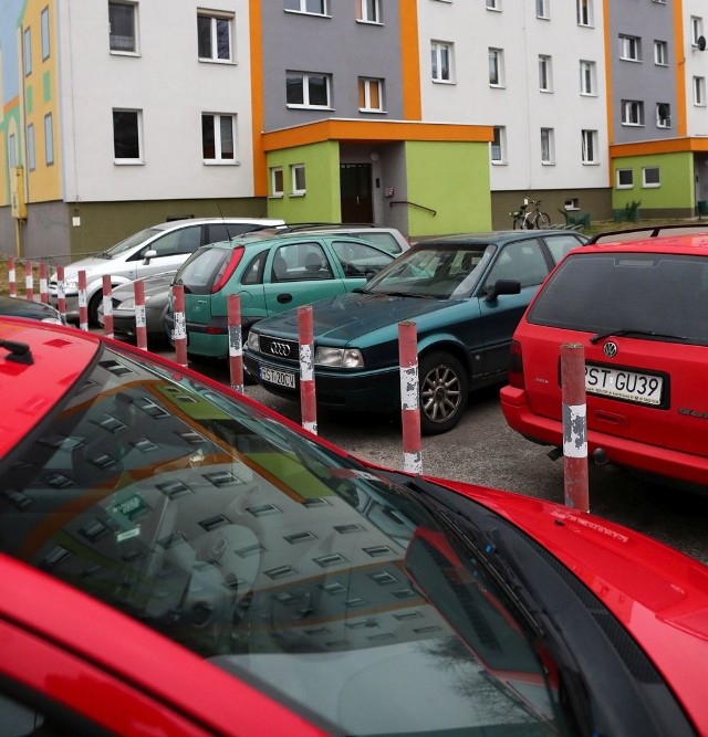 Parking przy ulicy Poniatowskiego przy blokach numer 35A i 35B jest zatkany przez samochody mieszkańców