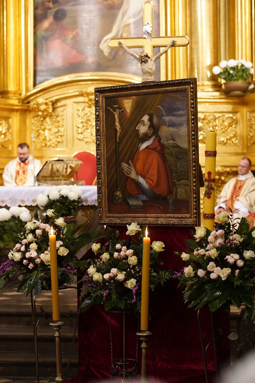 Biskup kielecki Jan Piotrowski podczas mszy świętej w Bazylice Katedralnej w Kielcach poświęcił obraz świętego Karola Boromeusza
