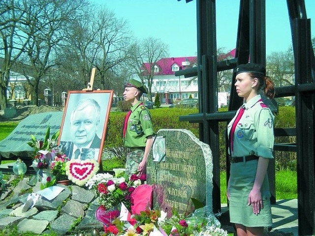 Stale przybywa świeżych kwiatów i nowych zniczy.