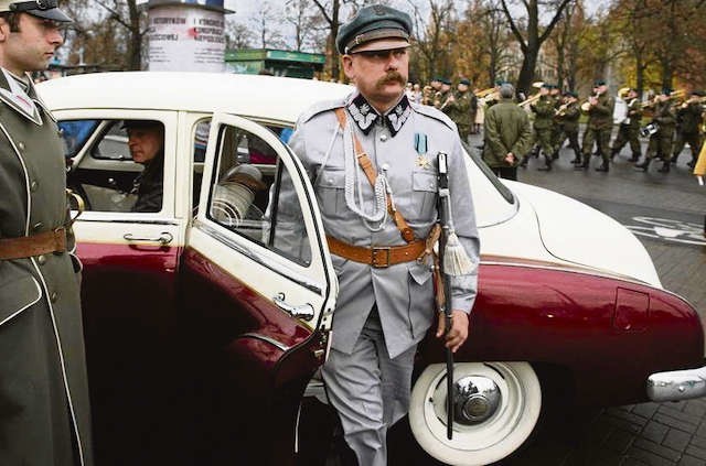 Podczas niedawnych obchodów Święta Niepodległości pod pomnikiem Marszałka Józefa Piłsudskiego pojawił się jego sobowtór