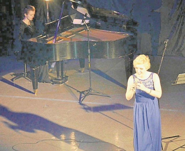 Śpiewa Joanna Nawrot, akompaniuje Katarzyna Starzycka