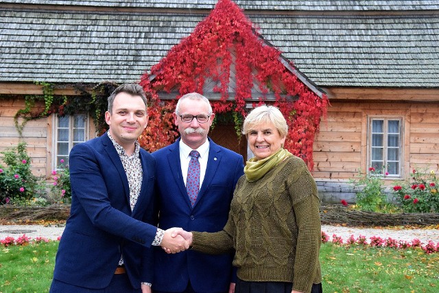 Od lewej: nowy dyrektor "Szklanego Domu" Wojciech Purtak, wójt gminy Masłów Tomasz Lato i była dyrektor Krystyna Nowakowska.