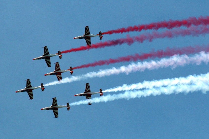 Air Festival Świdnik. Taniec Biało - Czerwonych Iskier na niebie [ZDJĘCIA, WIDEO]