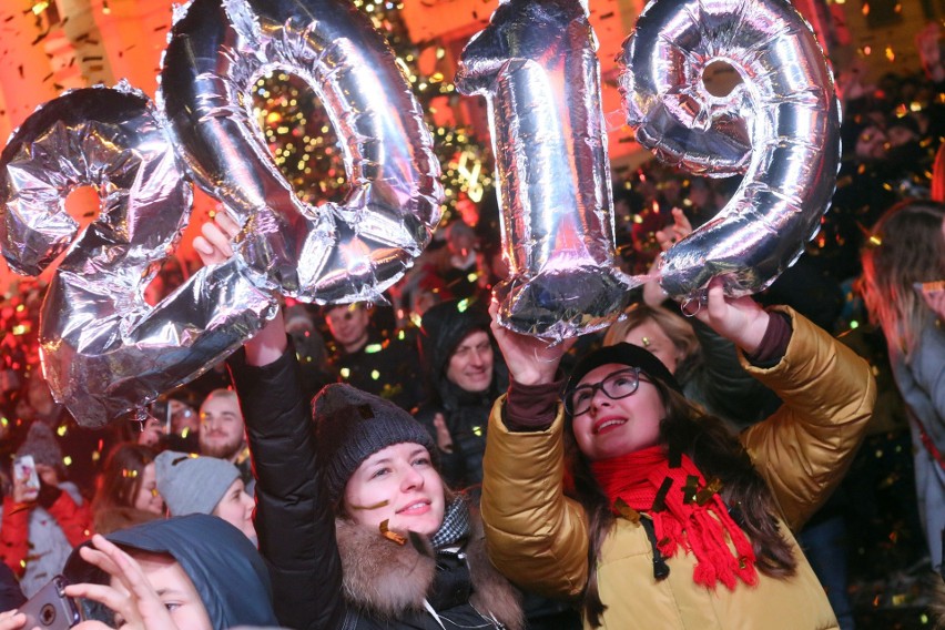 Sylwester w Lublinie. Tak mieszkańcy przywitali 2019 rok. Zobacz zdjęcia i wideo