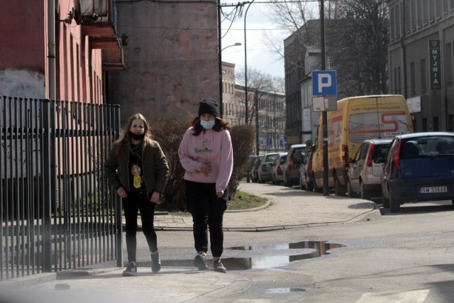 Rosnące zadłużenie osób z młodego pokolenia można tłumaczyć ich dużymi potrzebami przy niewielkim budżecie.