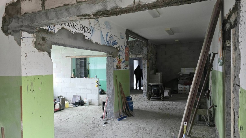 W gminie Pawłów przybędzie aptek. Gruntownie remontuje się jedna, a druga powstaje w dawnej szkole w Bostowie. Zobacz zdjęcia