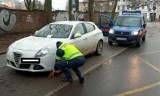 Kierowcy regularnie zastawiają przystanek przy ulicy Starkiewicza w Szczecinie. Straż miejska zakłada blokady