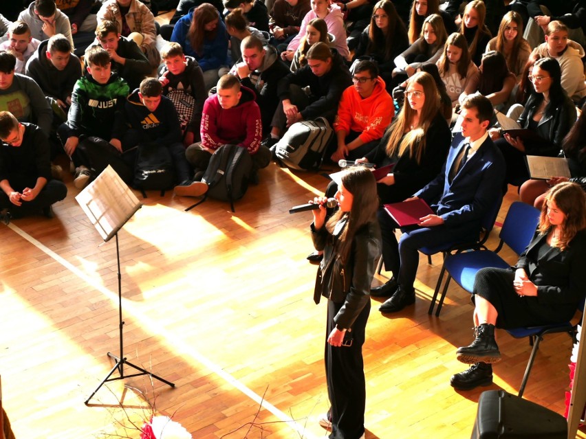 Uczniowie tarnobrzeskiej "Budowlanki" dołączyli do akcji „Szkoła do hymnu” 