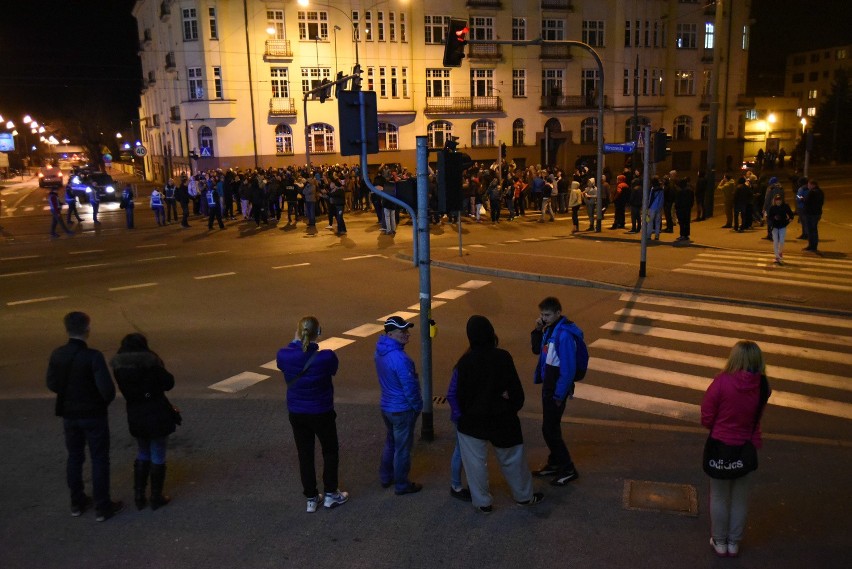 Zamieszki pod komenda policji w Sosnowcu