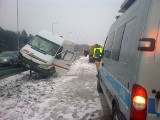 Bus uderzył w bariery na obwodnicy Opola