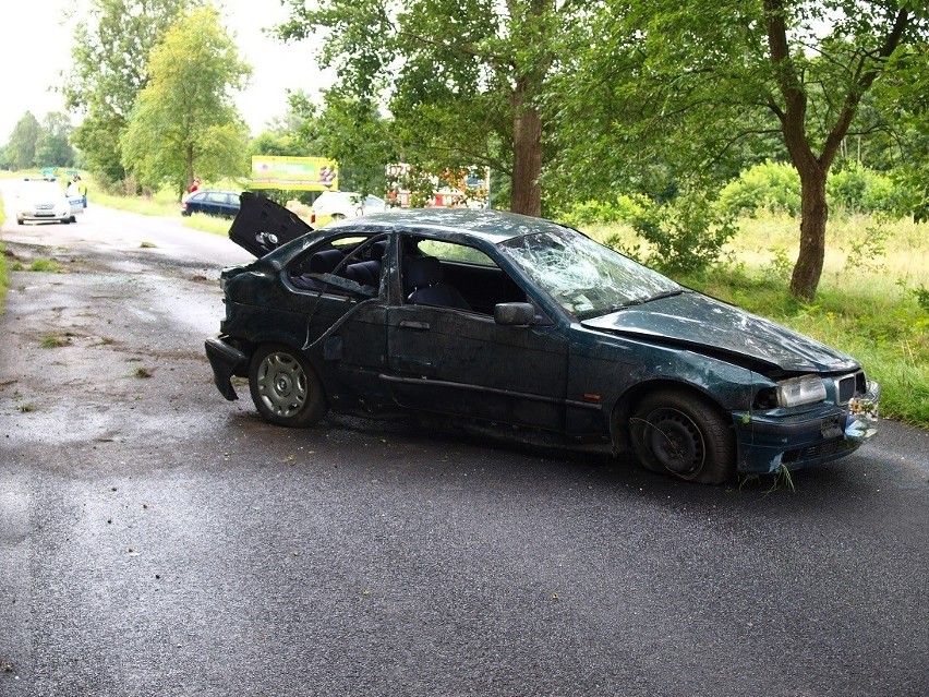 Wypadek pod Białogardem. Dachowało BMW