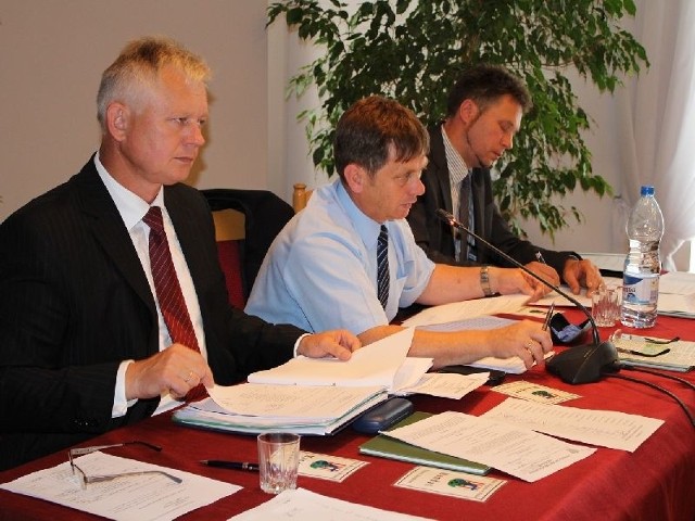 O wprowadzenie obniżki dla przedsiębiorców wnioskował wiceprzewodniczący rady Józef Sroka (pierwszy od lewej).