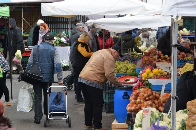 We wtorek 12 października na kieleckich bazarach była jak zwykle szeroka oferta owoców i warzyw. Niestety drożeją dość mocno - fasola, pietruszka czy ogórki. Nadal tanie z kolei są pomidory i papryka. Obserwujemy spore skoki cen niektórych produktów - największe wahania cen dotyczą cytrusów.Zobaczcie na kolejnych slajdach ceny na kieleckich bazarach we wtorek 12 października 