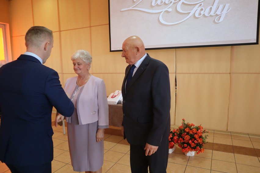 12 par z gminy Kulesze Kościelne obchodziło 50. rocznicę ślubu. Pamiątkowe medale wręczył wójt Stefan Grodzki [ZDJĘCIA]