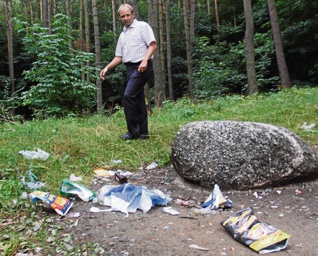 Śmieci w lesie w Chyloni i Cisowej walają się, niestety, niemal na każdym kroku