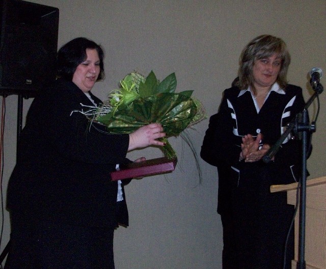 Starosta Anna Brok wyraziła uznanie dla pracowników placówki i wręczyła pani dyrektor tabliczkę okolicznościową oraz kwiaty.