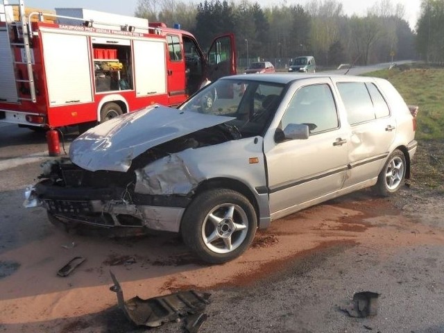 Na miejscu wypadku w Kotkach &#8211; golf na jezdni