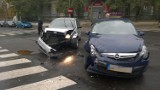 Wypadek na Lipowej. Opel zderzył się z fordem [ZDJĘCIA]