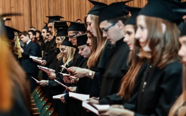Aż 1250 studentów otrzyma w sumie dyplomy ukończenia Collegium Medicum w roku akademickim 2014/2015.W minioną sobotę dyplomy odebrali studenci wydziału lekarskiego Collegium Medicum w Bydgoszczy.