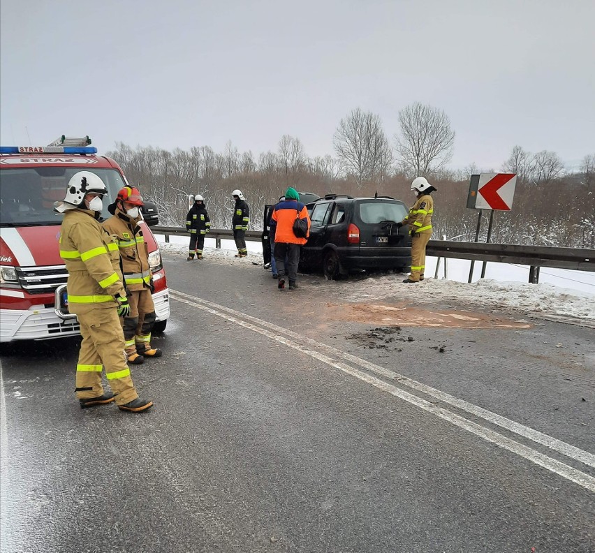 Wypadek na DW 967 pod Gdowem. Samochód osobowy zderzył się z tirem. Są utrudnienia w ruchu