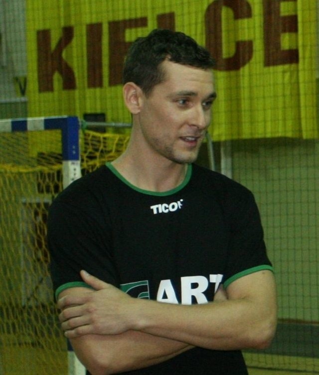 Maciej Pawliński urodzony 2 lutego 1983 roku w Kozienicach. 193 cm wzrostu. Pozycja - przyjmujący. Zaczynał w MG MZKS Kozienice, skąd przeszedł do Czarnych Radom, potem reprezentował tamtejszy Jadar do 2010 roku. W sezonie 2010/2011 w Jastrzębskim Węglu, obecnie Fart Kielce.