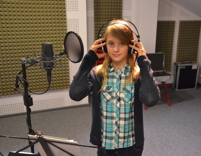Jedenastoletnia Klaudia Sadowska z Ośna w łódzkim studio nagrań Ars Sonora podczas pracy nad trzecim albumem.