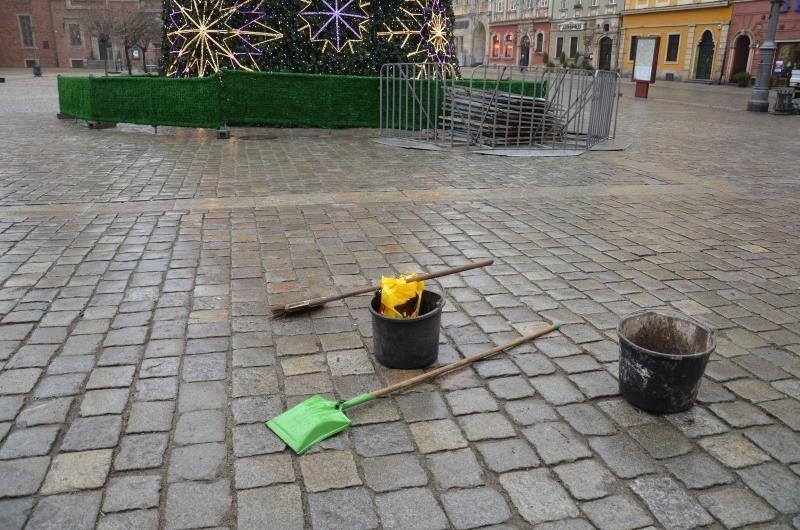 Sprzątali po sylwestrowej zabawie. Rynek czysty. Śmieci zalegały wokół (ZDJĘCIA)