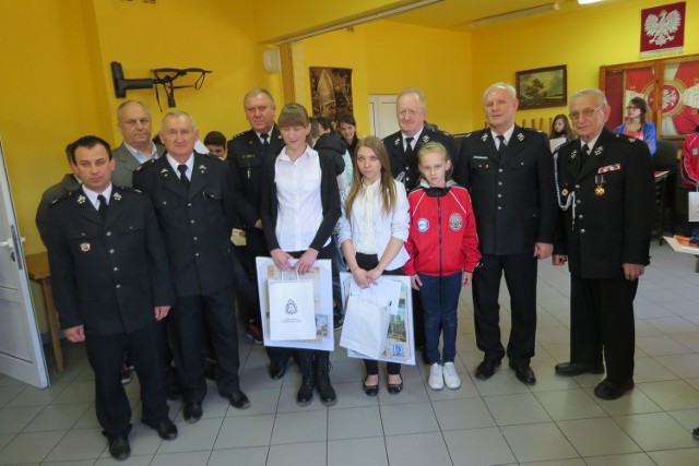 Turniej Wiedzy Pożarniczej w Aleksandrowie KujawskZdobywczynie pierwszych miejsc w swoich kategoriach wiekowych z organizatorami i jurorami