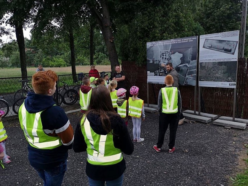 Brzeszcze. Rowerowa wyprawa dla młodzieży ze strażakami po historycznych miejscach w gminie związanych z historią KL Auschwitz [ZDJĘCIA]