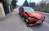Wypadek na Stabłowicach. Pijany kierowca potrącił dwie osoby i wjechał w ogrodzenie